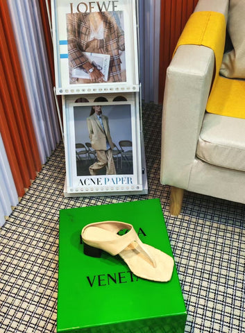 MARELLA THONG IN PALE YELLOW CALFSKIN WITH SIGNATURE INTRECCIATO INSOLE