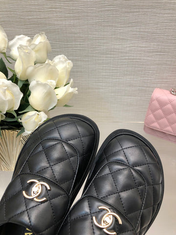 CC TURNLOCK FLAP MULES BLACK LAMBSKIN