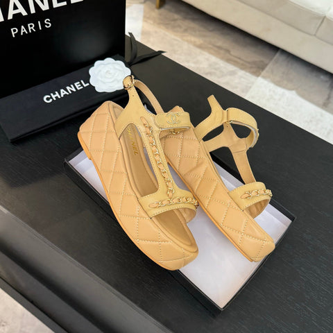 FLAT SANDALS IN PEANUT BROWN LAMBSKIN WITH GOLD CHAIN