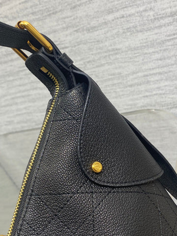 DIOR 25S SMALL VOYAGE BAG 23 IN BLACK FLAT MACROCANNAGE GRAINED CALFSKIN
