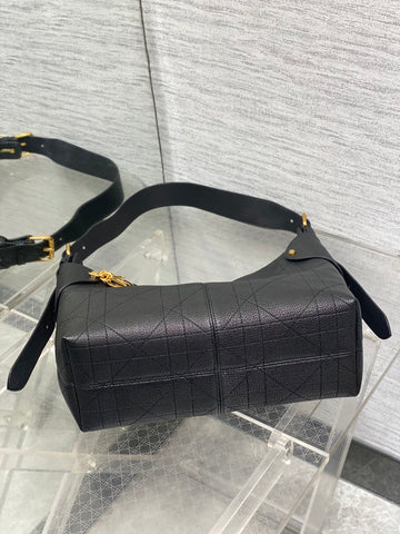 DIOR 25S MEDIUM VOYAGE BAG 28 IN BLACK FLAT MACROCANNAGE GRAINED CALFSKIN