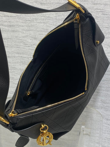 DIOR 25S MEDIUM VOYAGE BAG 28 IN BLACK FLAT MACROCANNAGE GRAINED CALFSKIN