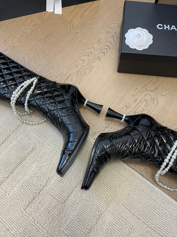 KNEE HIGH BOOTS 8 CM IN BLACK CALFSKIN WITH PEARL CHAIN