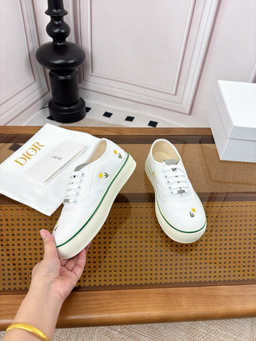 DIOR 26S LOW TOP SNEAKERS IN WHITE CANVAS WITH DAISY EMBROIDERY