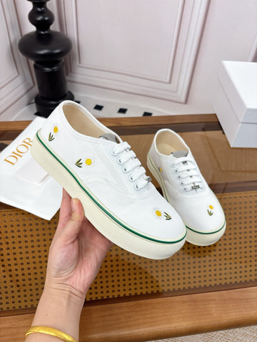DIOR 26S LOW TOP SNEAKERS IN WHITE CANVAS WITH DAISY EMBROIDERY