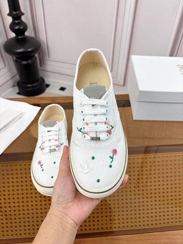 DIOR 26S LOW TOP SNEAKERS IN WHITE CANVAS WITH FLORAL EMBROIDERY
