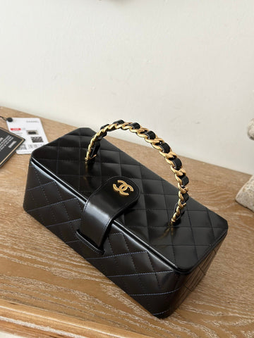 VINTAGE COSMETIC BAG 22 IN BLACK SHINY CALFSKIN GOLD HARDWARE