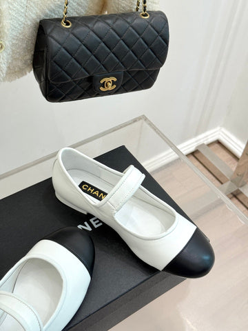 FLAT SHOES IN BLACK AND WHITE LAMBSKIN GOLD HARDWARE