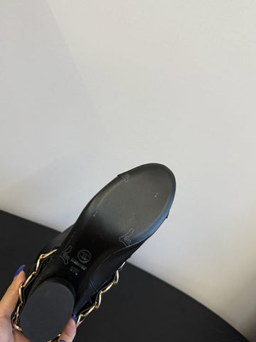 CC BOOTS IN BLACK CALFSKIN WITH CHAIN