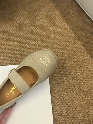 CHANEL 26S MARY JANE FLATS IN BEIGE SUEDE CC LOGO