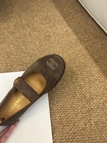 CHANEL 26S MARY JANE FLATS IN BROWN SUEDE CC LOGO