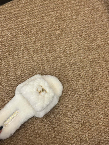 CHANEL 26S SLIDE SANDALS IN WHITE SHEARLING CC LOGO
