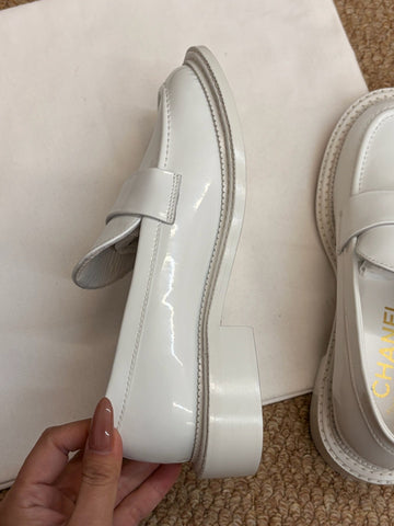 CHANEL 26S LOAFERS IN WHITE PATENT CALFSKIN CC LOGO
