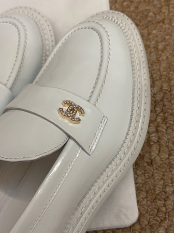 CHANEL 26S LOAFERS IN WHITE PATENT CALFSKIN CC LOGO