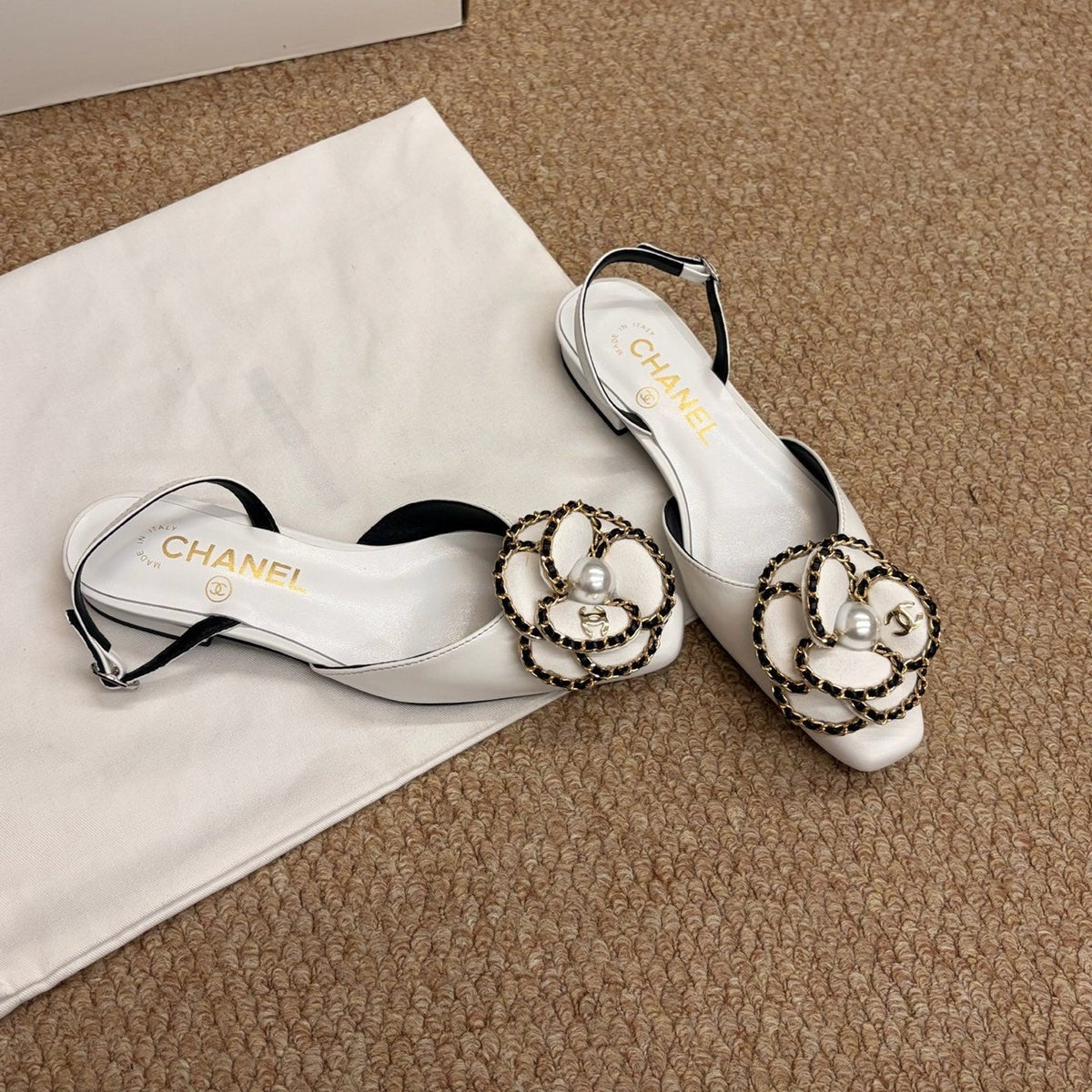 CHANEL 26S SLINGBACK FLATS IN WHITE CALFSKIN CAMELLIA PEARL