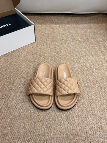 CHANEL 26S SLIDE SANDALS IN BEIGE QUILTED CALFSKIN WITH LOGO PLAQUE