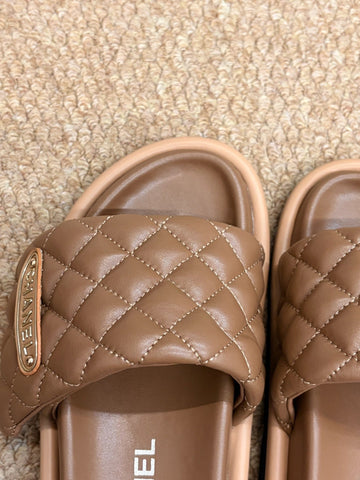 CHANEL 26S SLIDE SANDALS IN BROWN QUILTED CALFSKIN WITH LOGO PLAQUE