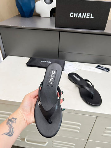 THONG SLIPPERS IN BLACK COWHIDE