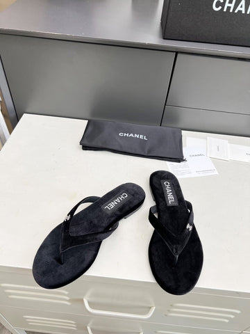 THONG SLIPPERS IN BLACK VELVET