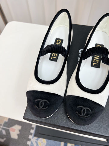 CC MARY JANE FLAT IN WHITE AND BLACK VELVET