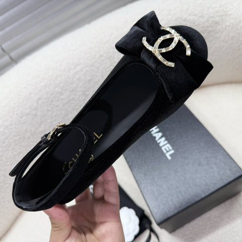 MARY JANE SHOES IN BLACK VELVET