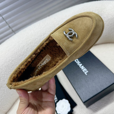LOAFER IN PEANUT BROWN SUEDE AND WOOL LINING