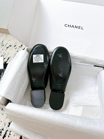 CC FLAT MULE IN BLACK CALFSKIN HARDWARE WITH ROCK MIX CHAIN
