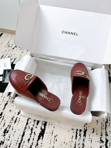 CC FLAT MULE IN RUBY RED CALFSKIN HARDWARE WITH ROCK MIX CHAIN