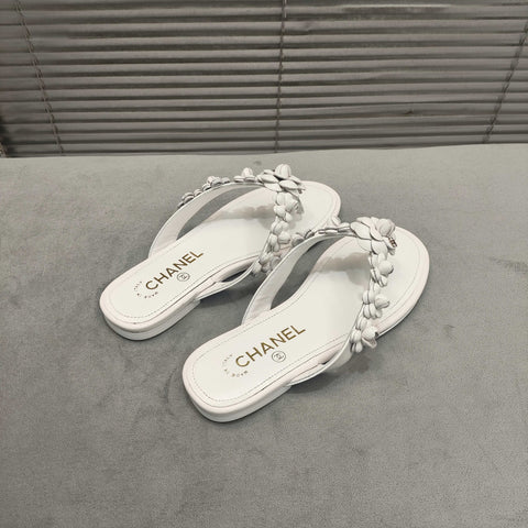 THONG SLIPPERS CAMELLIA IN WHITE CALFSKIN