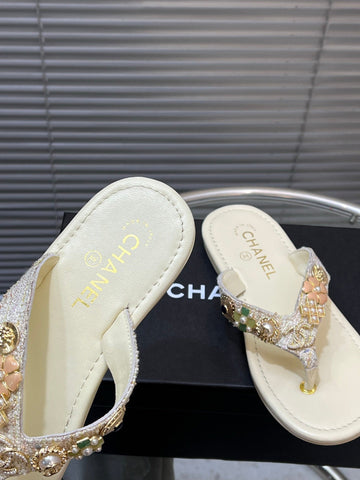 THONG SLIPPERS IN CREAM WHITE SOFT LEATHER WITH LOGO STICKER DETAIL