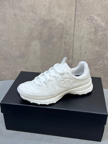 CHANEL 26S RUNNER CC LOGO SNEAKERS IN WHITE CALFSKIN