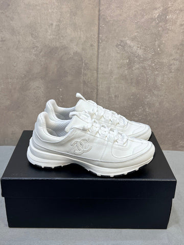 CHANEL 26S RUNNER CC LOGO SNEAKERS IN WHITE CALFSKIN