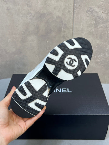 CHANEL 26S RUNNER CC LOGO SNEAKERS IN WHITE CALFSKIN AND SUEDE