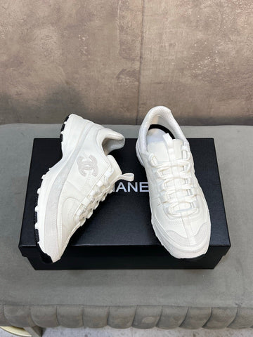 CHANEL 26S RUNNER CC LOGO SNEAKERS IN WHITE CALFSKIN AND SUEDE