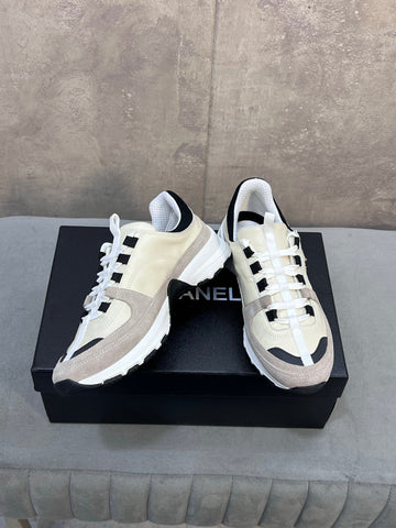 CHANEL 26S RUNNER CC LOGO SNEAKERS IN BEIGE AND GREY CALFSKIN