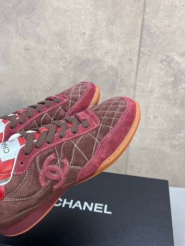 CHANEL 26S SNEAKERS IN DARK BROWN AND BURGUNDY RED SUEDE QUILTED CC LOGO