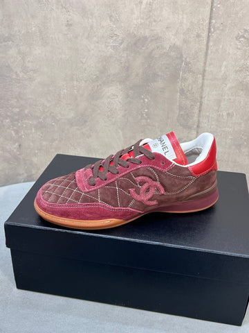 CHANEL 26S SNEAKERS IN DARK BROWN AND BURGUNDY RED SUEDE QUILTED CC LOGO