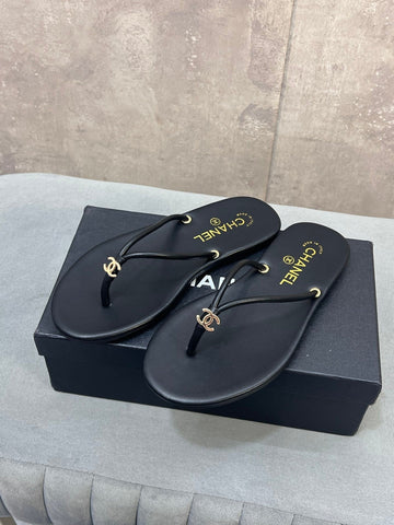 CHANEL 26S FLIP FLOPS IN BLACK CALFSKIN CC LOGO