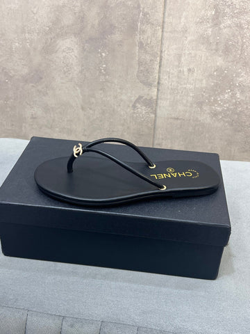 CHANEL 26S FLIP FLOPS IN BLACK CALFSKIN CC LOGO