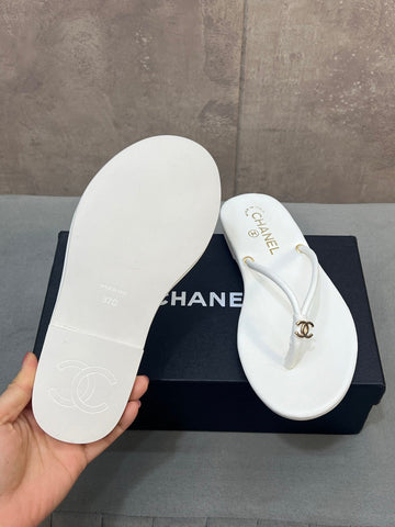 CHANEL 26S FLIP FLOPS IN WHITE CALFSKIN CC LOGO