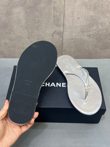 CHANEL 26S FLIP FLOPS IN SILVER CALFSKIN CC LOGO
