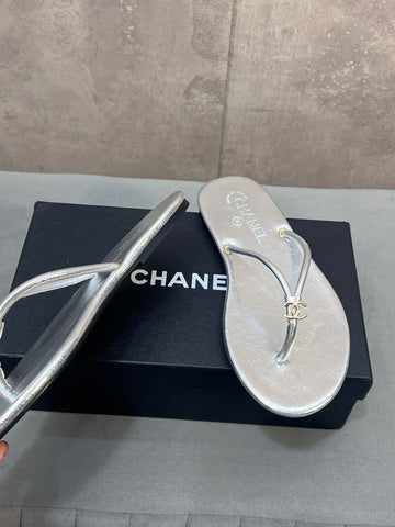 CHANEL 26S FLIP FLOPS IN SILVER CALFSKIN CC LOGO