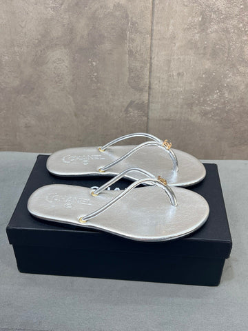 CHANEL 26S FLIP FLOPS IN SILVER CALFSKIN CC LOGO