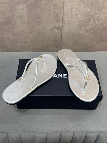 CHANEL 26S FLIP FLOPS IN SILVER CALFSKIN CC LOGO