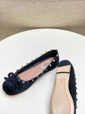 ROCKSTUD PATENT LEATHER BALLERINA IN BLACK SILK