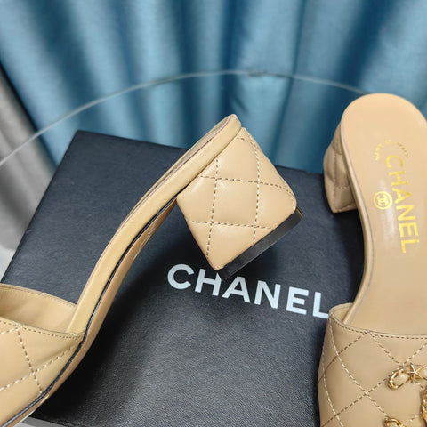 MULE SLIDE SANDAL IN BEIGE CREAM LAMBSKIN