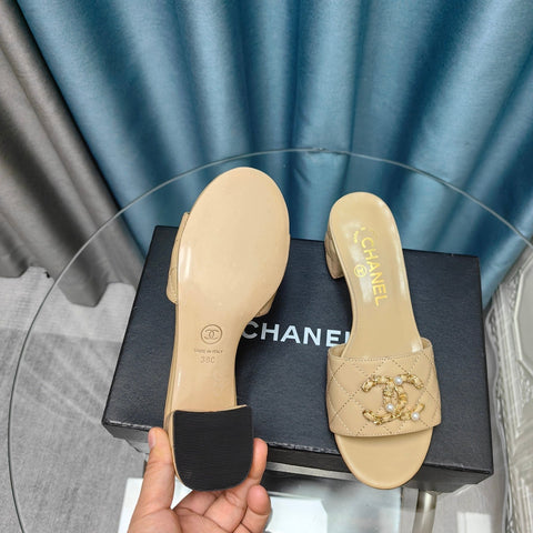 MULE SLIDE SANDAL IN BEIGE CREAM LAMBSKIN