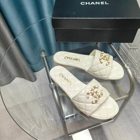 QUILTED SLIPPERS WHITE SHEEPSKIN