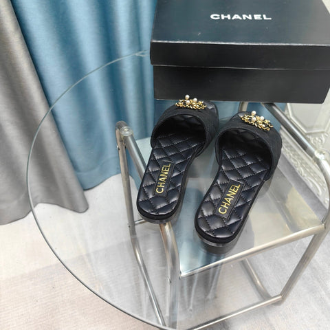 QUILTED SLIPPERS BLACK SUEDE AND SHEEPSKIN