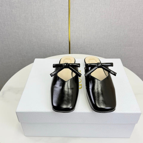 DIOR 26S PEARL-ACCENT BOW FLAT MULES IN BLACK GLOSSY CALFSKIN